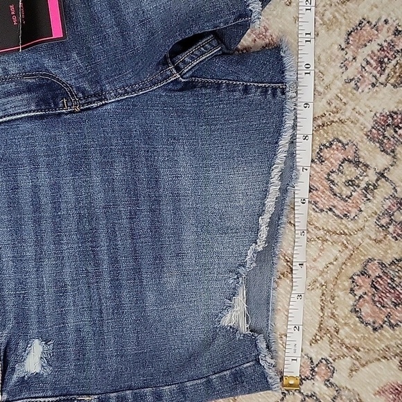 No Boundaries Mid-Rise Distressed 4" Inseam Frayed Hem Jean Short - Size 13 - Picture 4 of 7